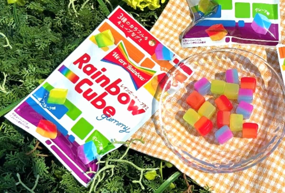 ファミマ限定!見ているだけで楽しくなる「レインボーキューブグミ」が新発売♪