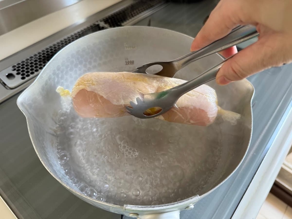 沸騰したお湯で茹でる