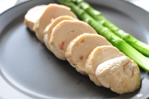 「鶏ハム」の火の通りが心配な方へ！しっかり加熱でもパサつかないおいしい作り方
