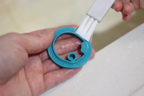 水筒のパッキン汚れもすっきり！セリア「水筒ブラシ」がいろんな掃除に大活躍♪