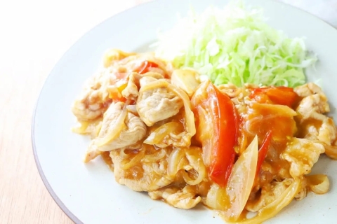 フライパン1つでおいしい！「豚こまとトマトのしょうが焼き」簡単レシピ