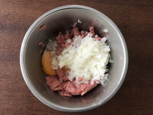 山本ゆりさんの「やわらか煮込みハンバーグ」レシピ