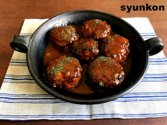 山本ゆりさんの「やわらか煮込みハンバーグ」レシピ