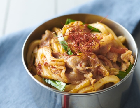 忙しい日のランチに！電子レンジでパパッと「キムチうどん」
