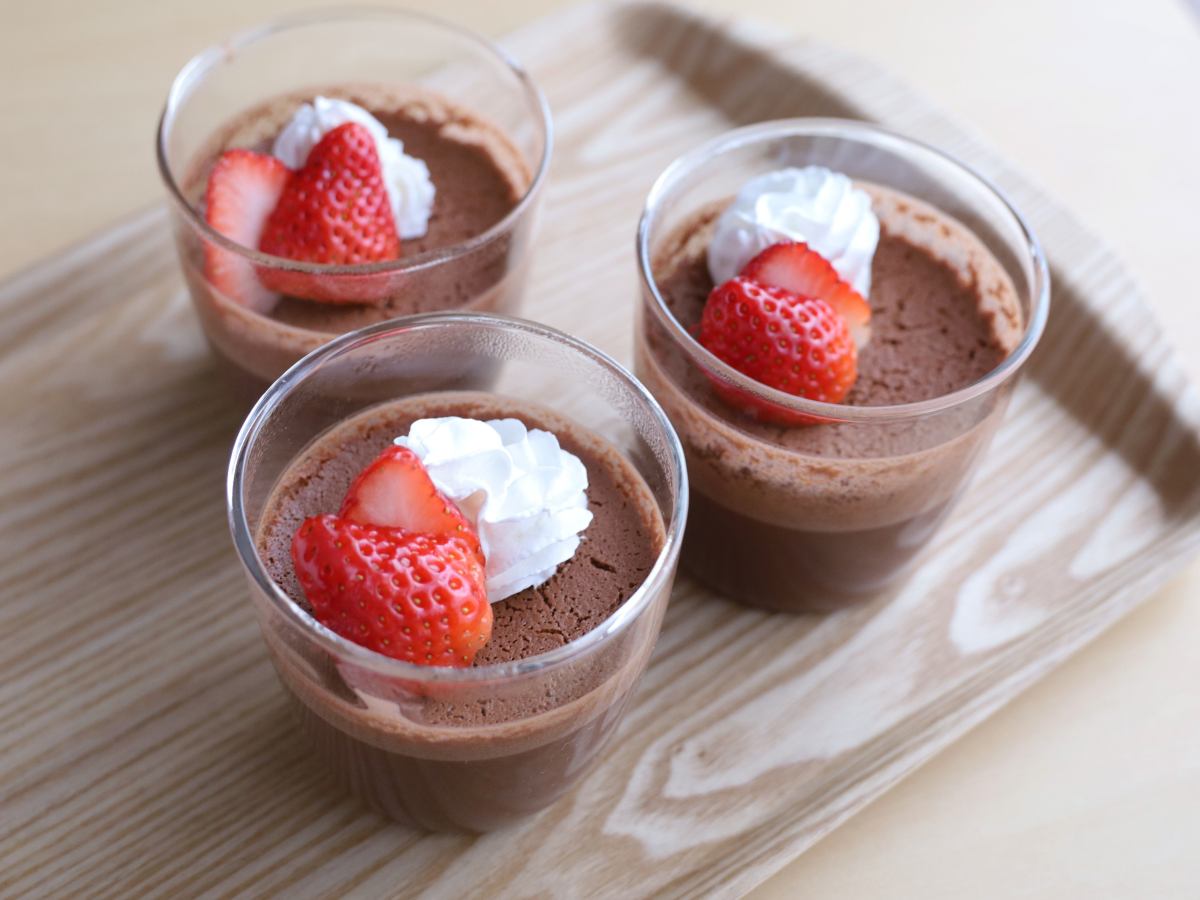 フルーツとホイップクリームを飾る