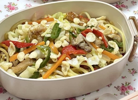 冷めてもおいしい！お弁当にも◎「野菜たっぷり塩焼きそば」レシピ