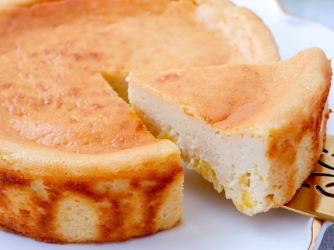 混ぜて焼くだけでしっとりなめらか♪「パイナップルのお豆腐チーズケーキ」の作り方
