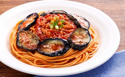 暑い季節に食べたくなる！セブン「ナスと挽肉のピリ辛トマトソースパスタ」