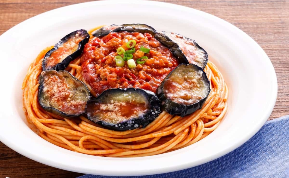 暑い季節に食べたくなる!セブン「ナスと挽肉のピリ辛トマトソースパスタ」