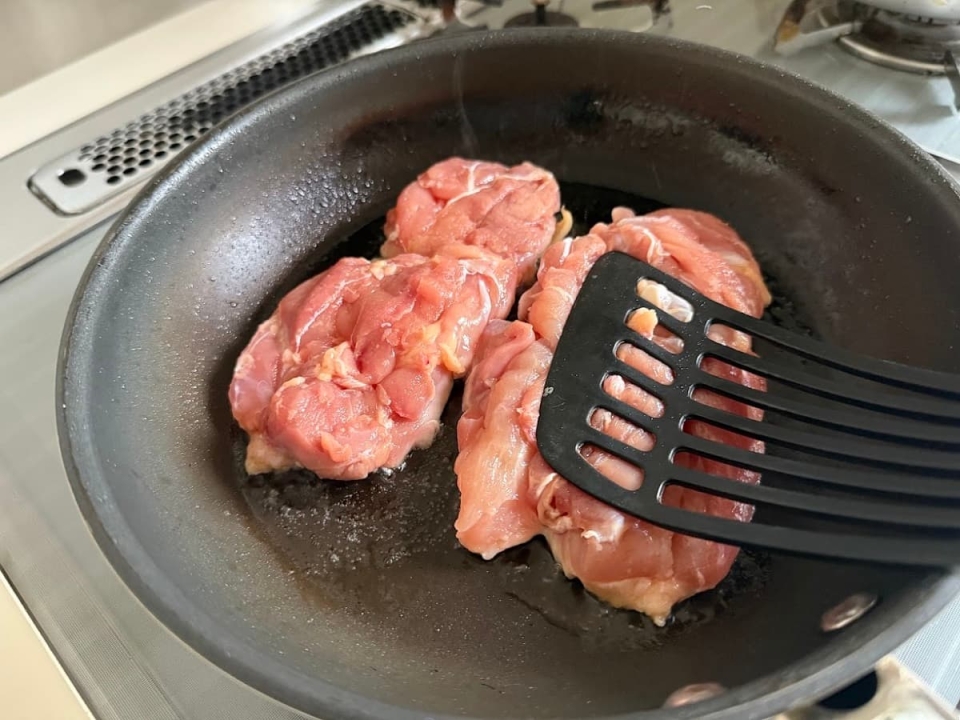 フライ返しで押し付ける