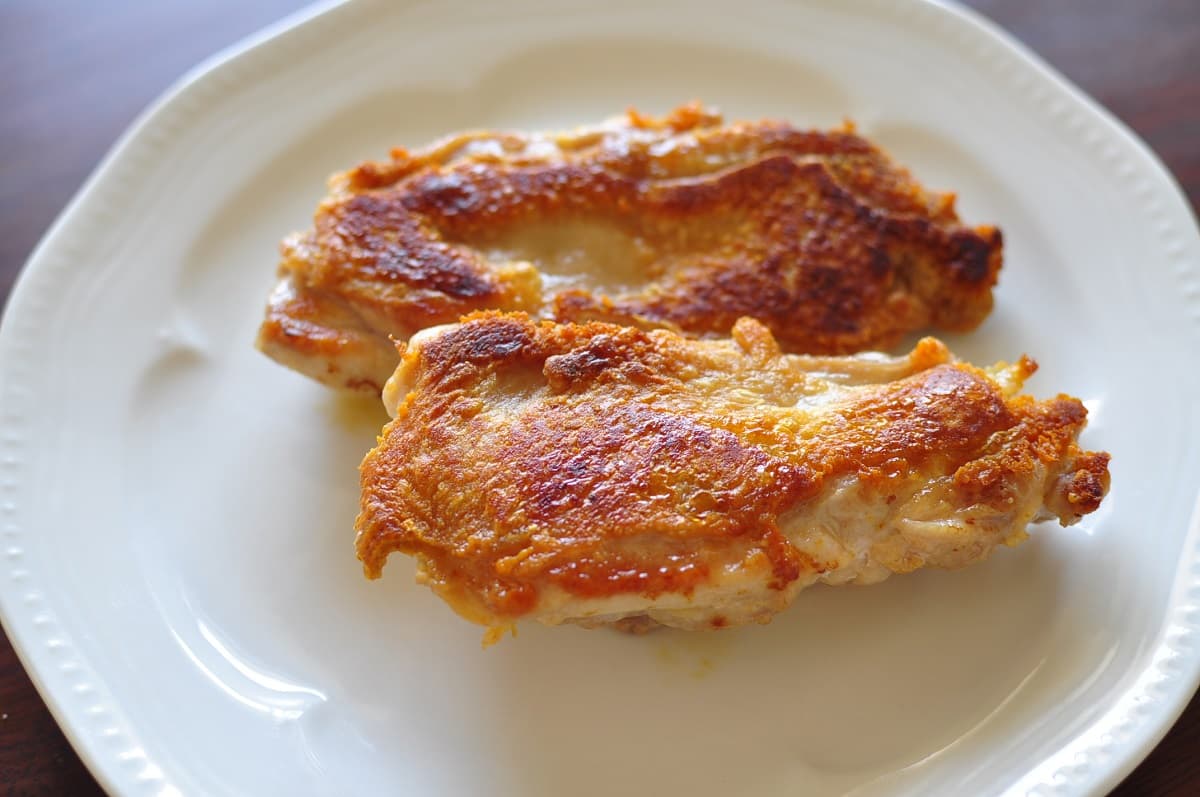 鶏肉の皮を「カリカリ＆ジューシー」に！究極のチキンステーキの焼き方