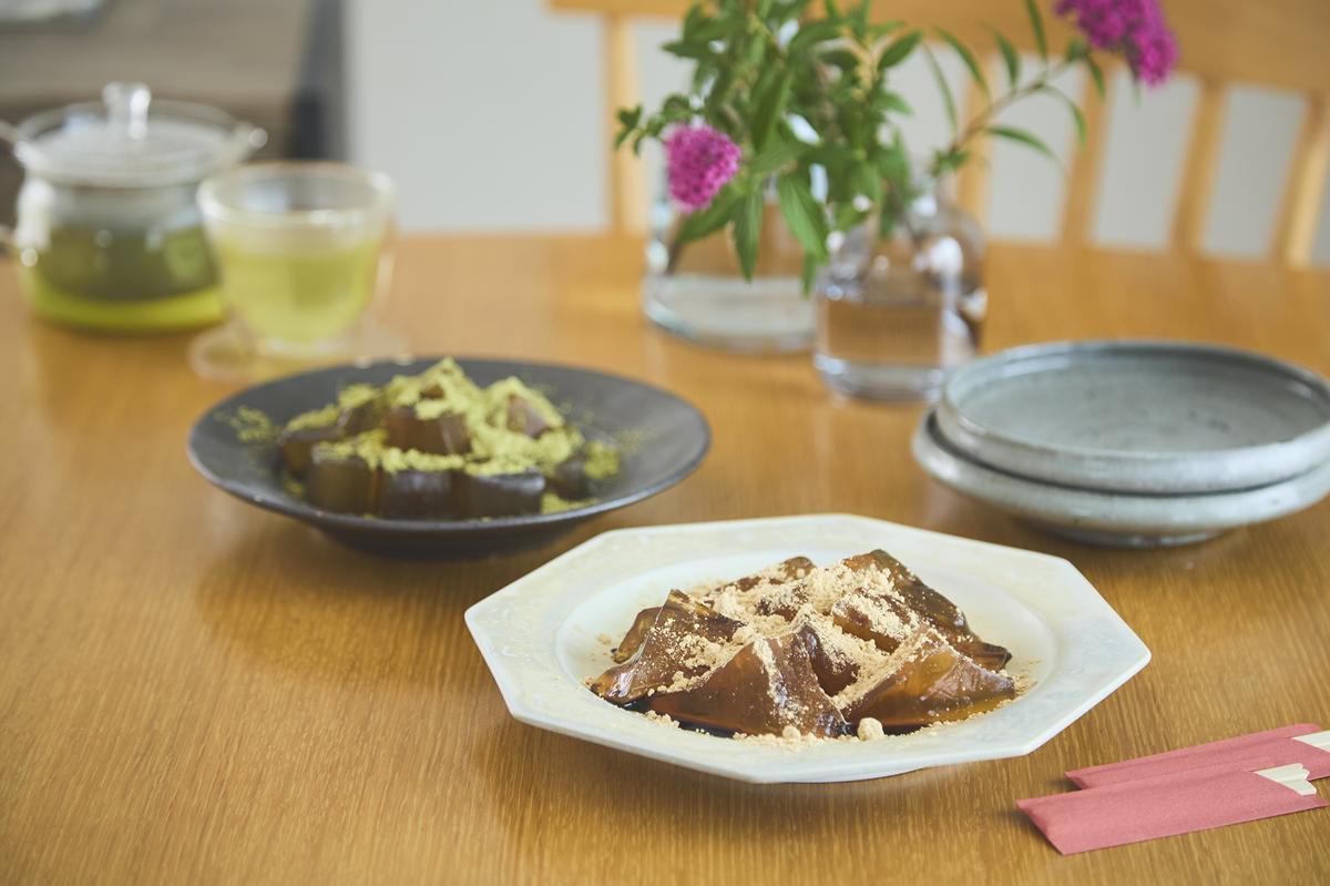 抹茶と黒蜜わらび餅をお皿に盛り付けた様子
