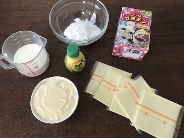 山本ゆりさんの「レンジでなめらかレアチーズケーキ」レシピ