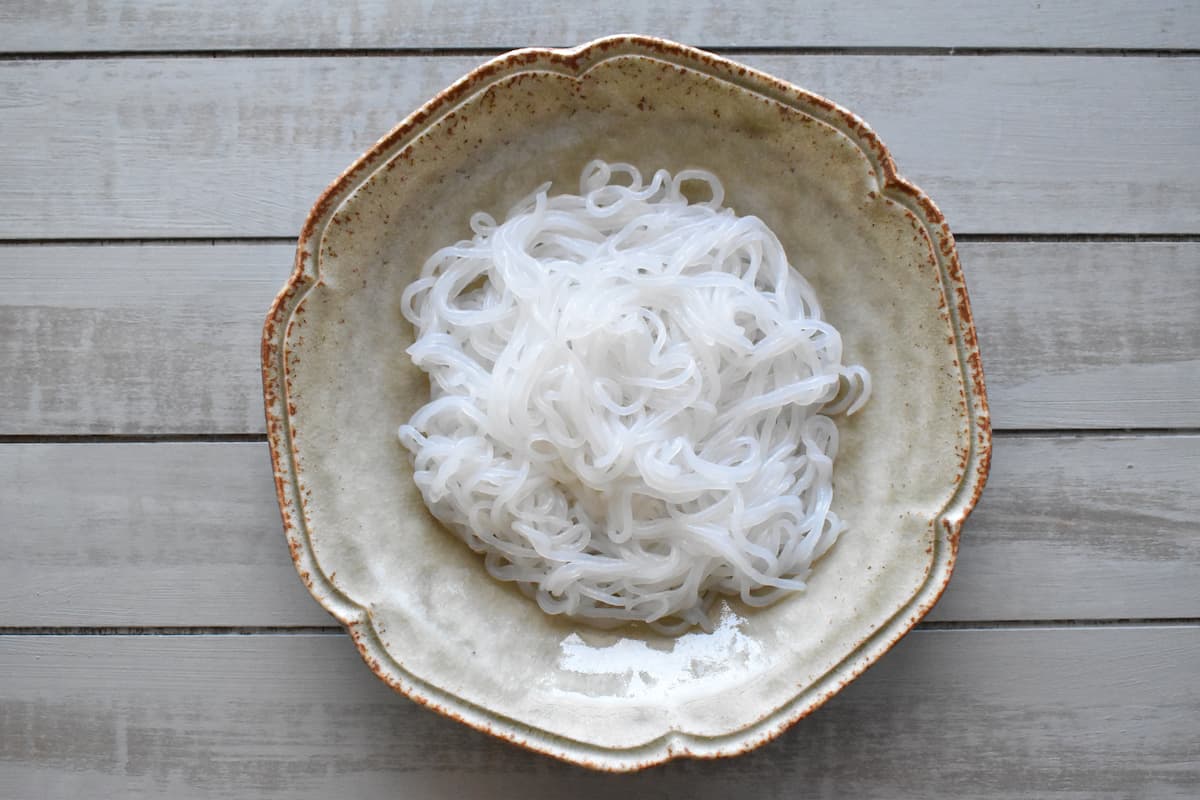 茹でたしらたきをのせる(しらたき冷麺)