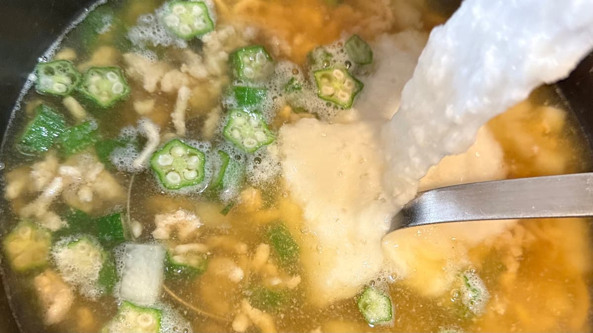 すりおろした長芋を入れる長芋を入れる ネバネバ鶏そぼろスープ まいのおやつ