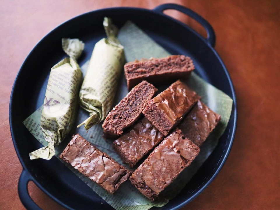 冷蔵庫で冷やしておいしい♪混ぜて焼くだけ「チョコレートブラウニー」レシピ