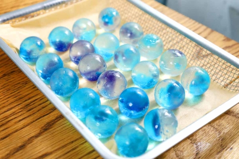 まるでビー玉みたい！夏にぴったりな「琥珀糖」がかわいすぎる♪【製氷皿で作れます】