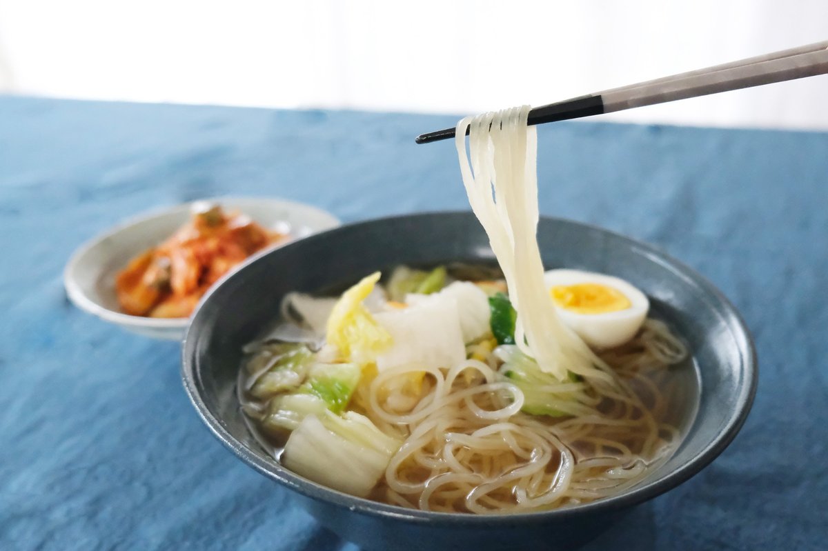 水キムチのオリジナル冷麺セットを盛り付けて箸であげた様子