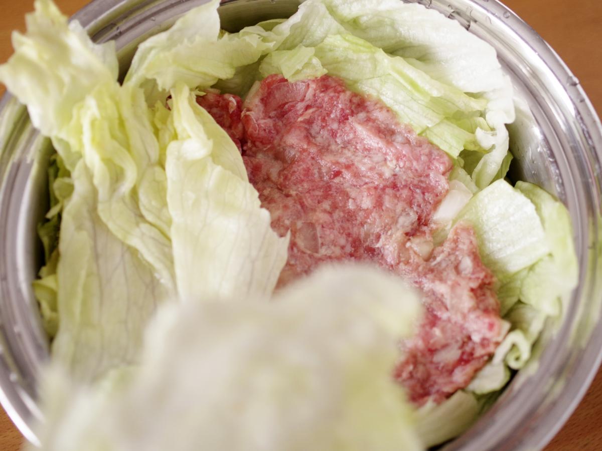 鍋にレタスとひき肉を4～5層重ねて入れます
