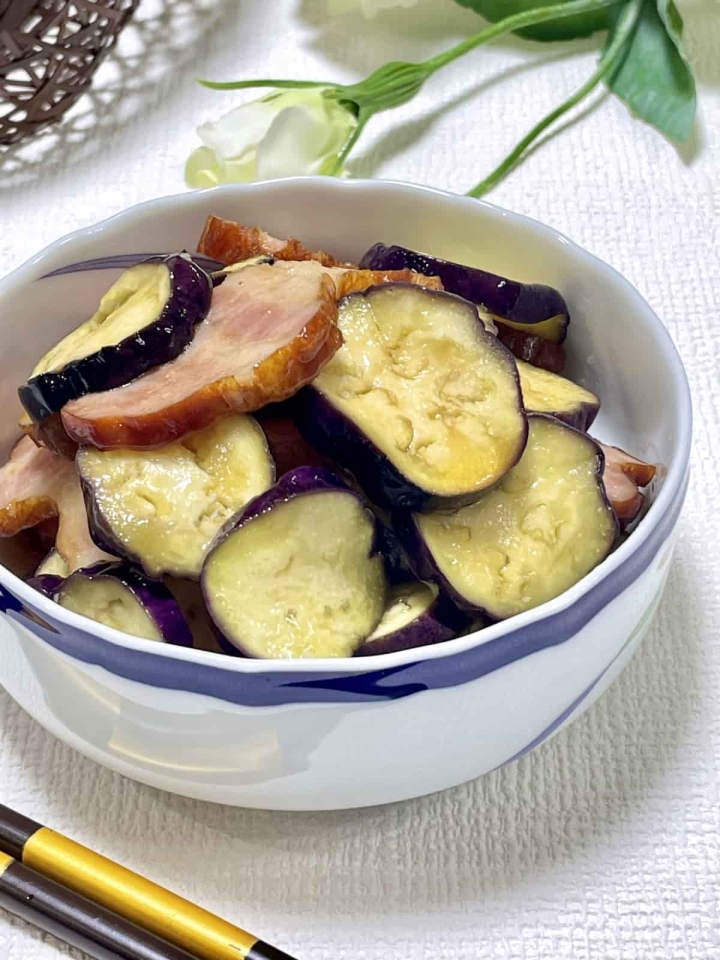火を使わずレンチンで簡単!「なすと厚切りベーコンのバター蒸し」の作り方