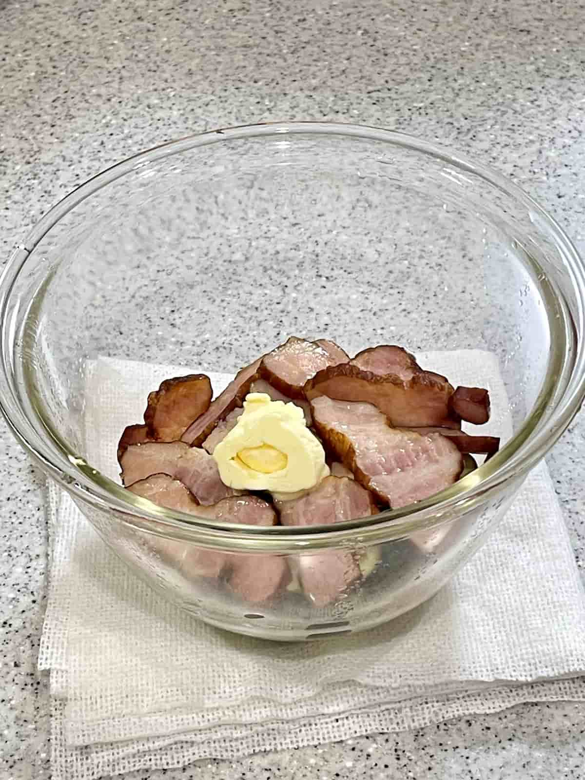 「なすと厚切りベーコンのバター蒸し」レシピ