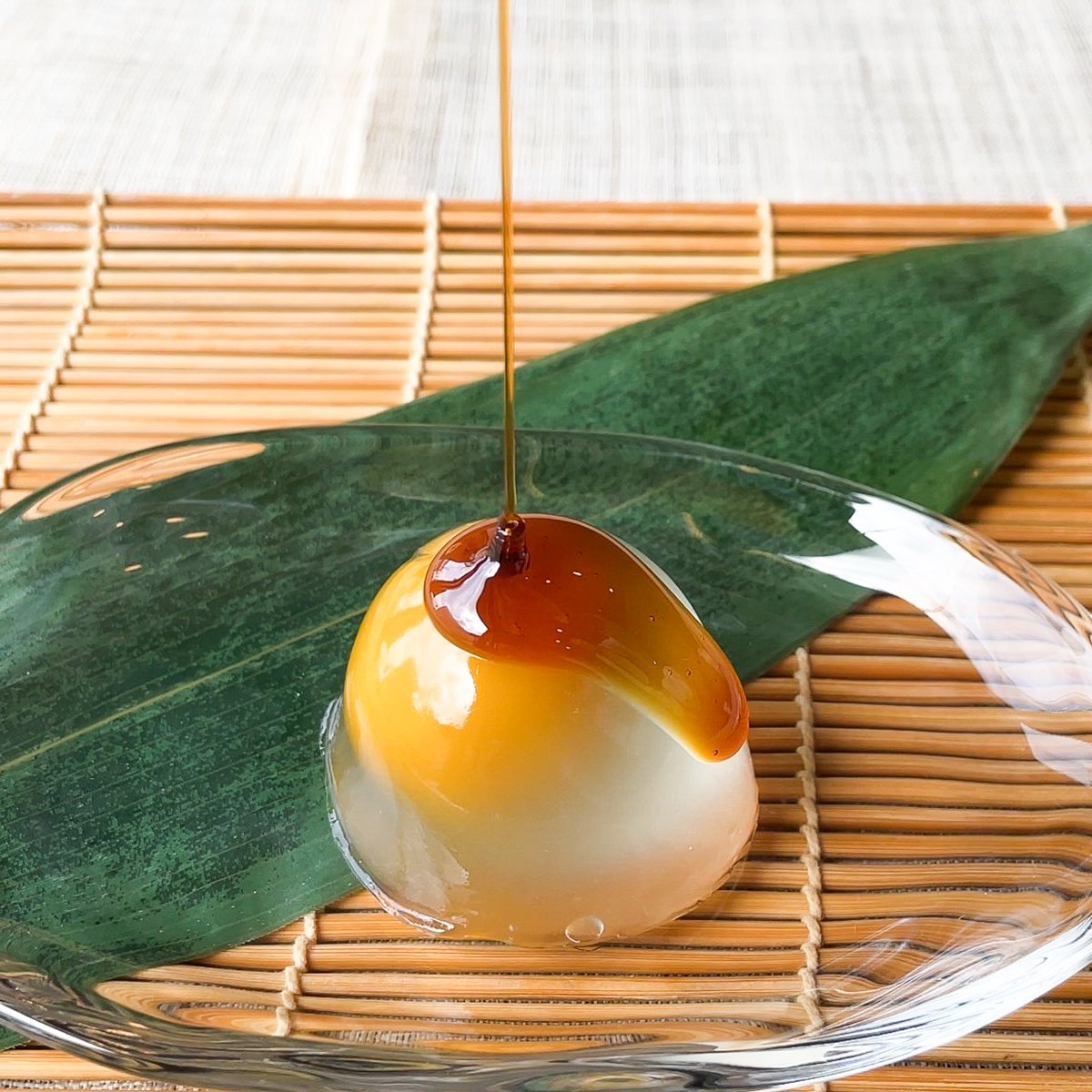 いも栗カボチャ水晶をお皿に盛り付け黒蜜をかけた様子