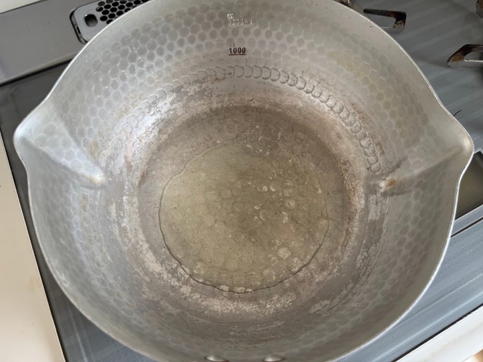 鍋に油を入れる