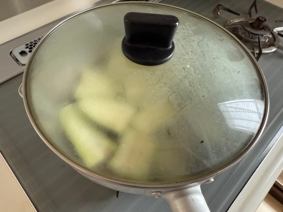 蓋をして蒸し焼き