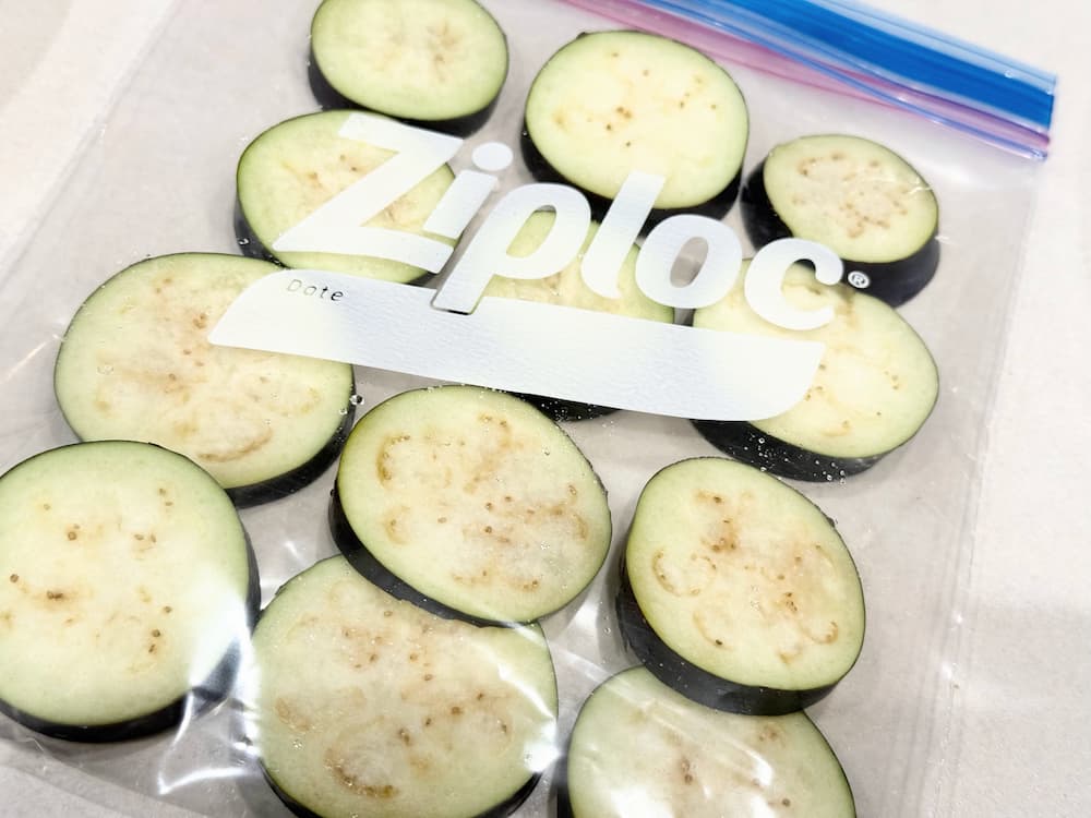冷凍保存用の袋に入れる