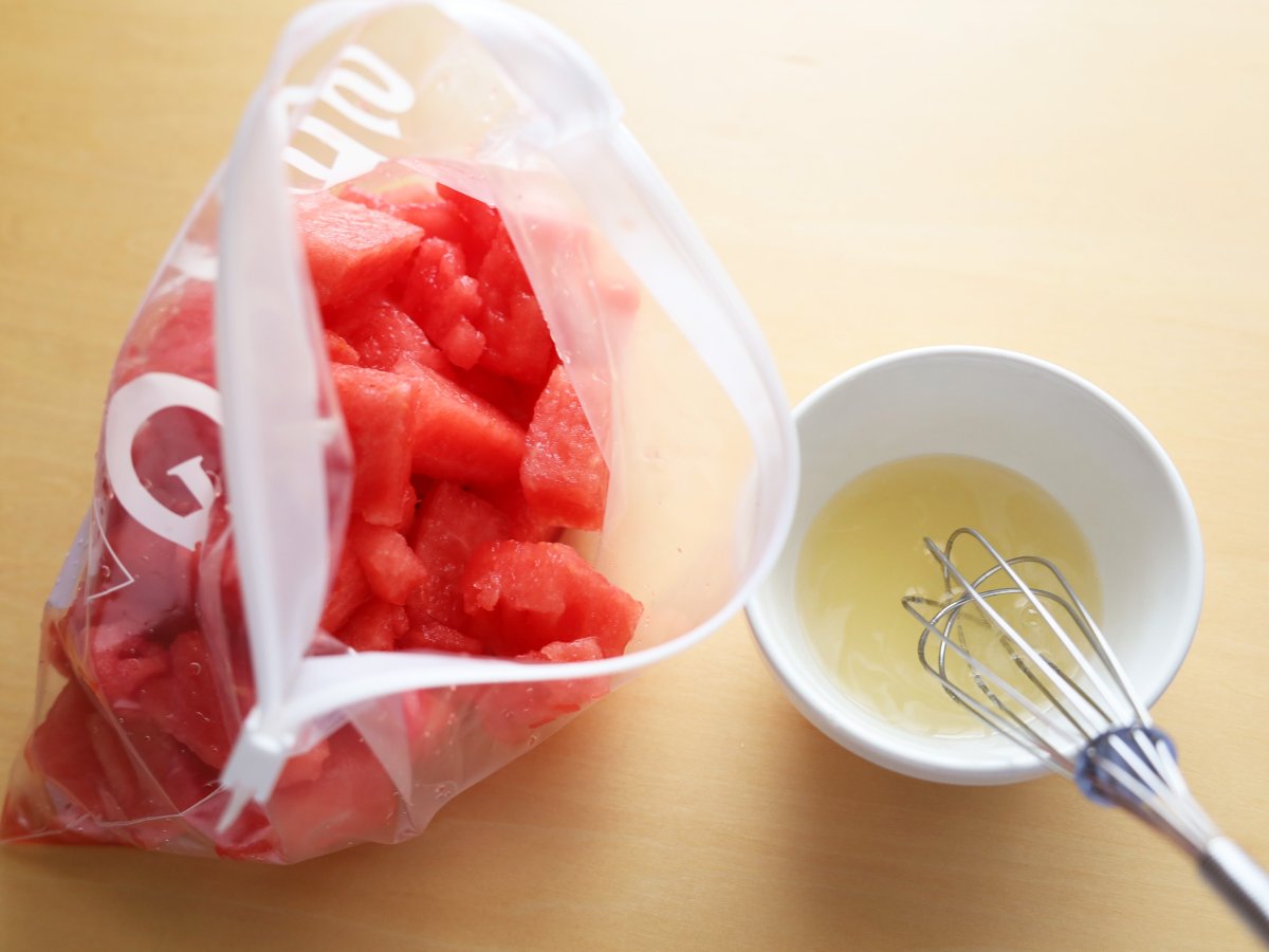 スイカは皮と種を除き、ゼラチンパウダーは水とレンジ加熱して溶かし、グラニュー糖を混ぜる