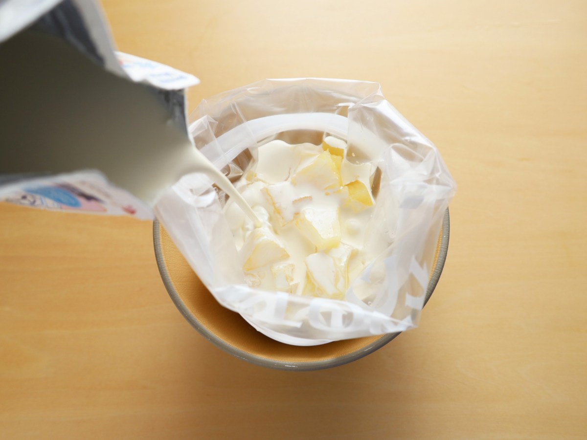 冷凍袋に入れ、生クリームと加糖練乳を加えます