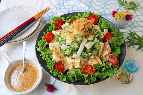ごまドレッシングと相性抜群！「オクラと長芋の豆腐サラダ」が暑い日にぴったり！