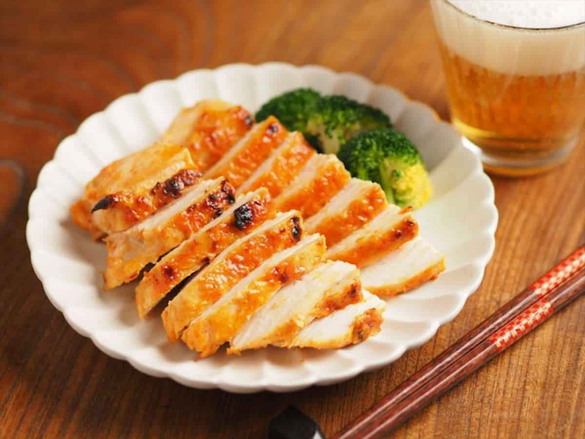 チリソース味焼きサラダチキン