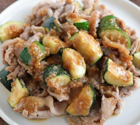 そろそろ食べ納め？旨味がとろジュワッ！「豚肉×ズッキーニ」おかず