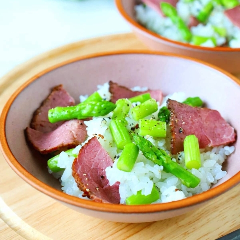 お酒の締めにも♪火を使わず簡単「ローストビーフの混ぜご飯」レシピ