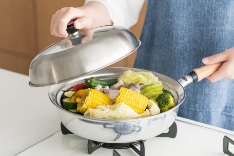 “せいろ蒸し”を手軽に！フライパンにのせるだけの「フタ付きステンレス蒸し器」が便利♪
