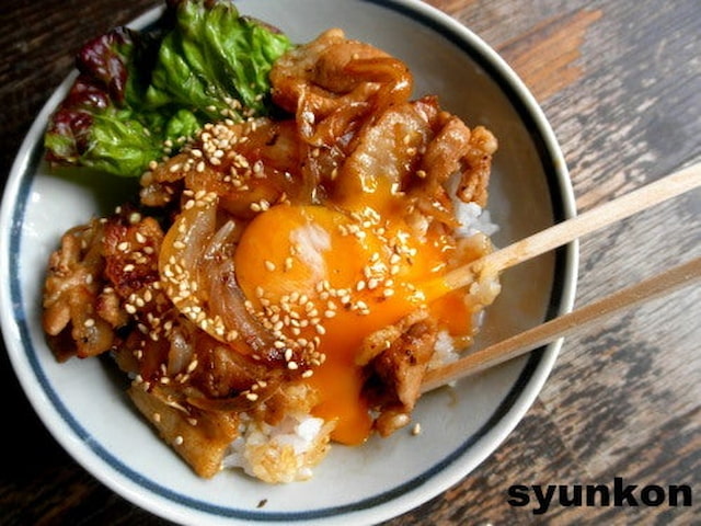 山本ゆりさんの「甘辛豚バラ丼」レシピ
