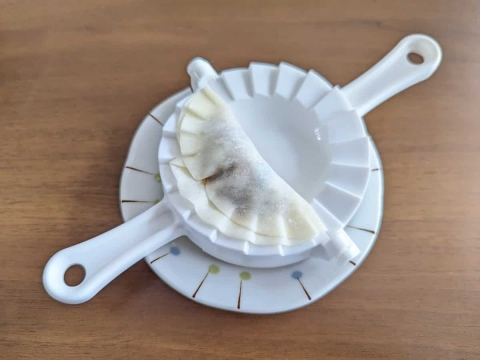 ダイソー「かんたん餃子メーカー 」が便利！誰でもきれいに餃子を包めます♪