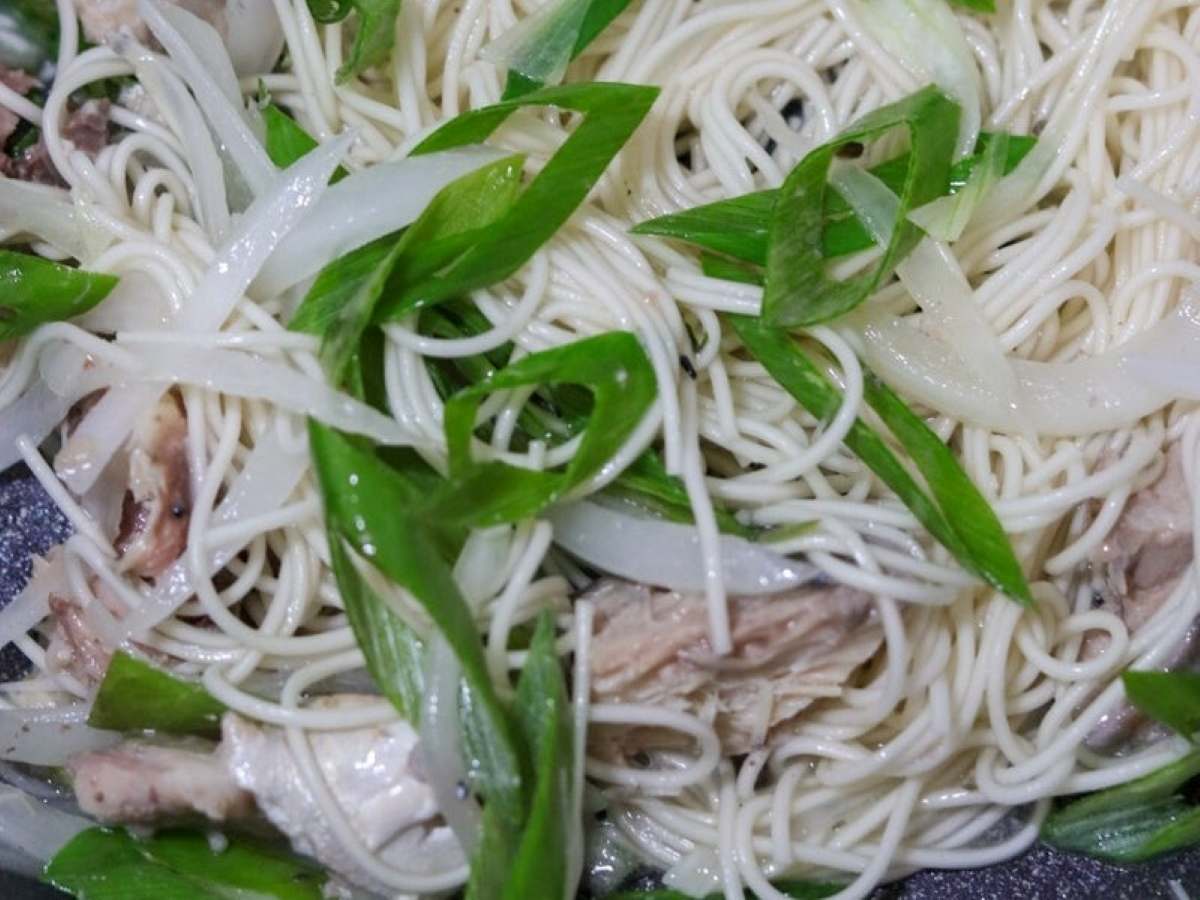 サバ缶とねぎのそうめんチャンプルー