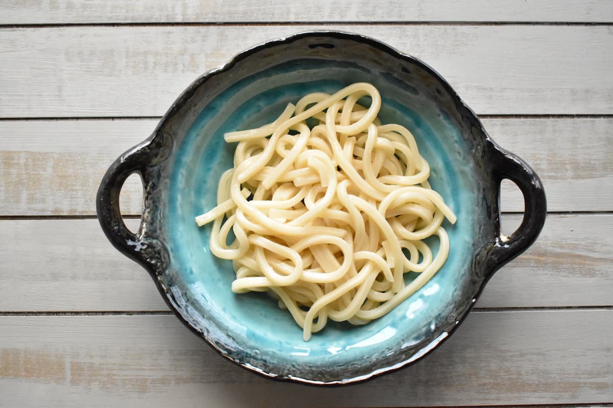 うどんを器に盛り付ける(わかめの冷しゃぶうどん)