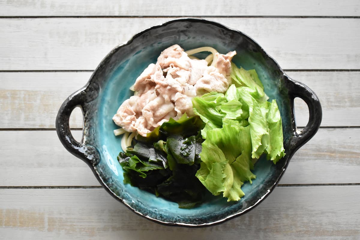 豚肉、レタス、わかめをトッピングする(わかめの冷しゃぶうどん)