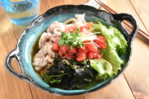 めんつゆ＋ポン酢のトマトだれが絶品♪わかめたっぷり「冷しゃぶうどん」レシピ
