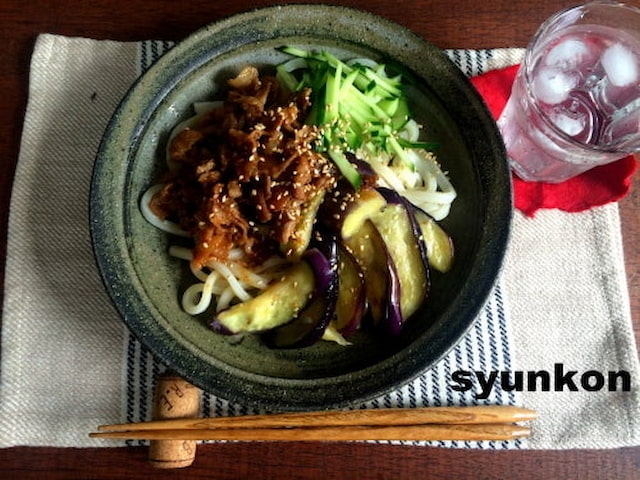 山本ゆりさんの「焼きナスと豚こま味噌の冷やしぶっかけうどん」レシピ