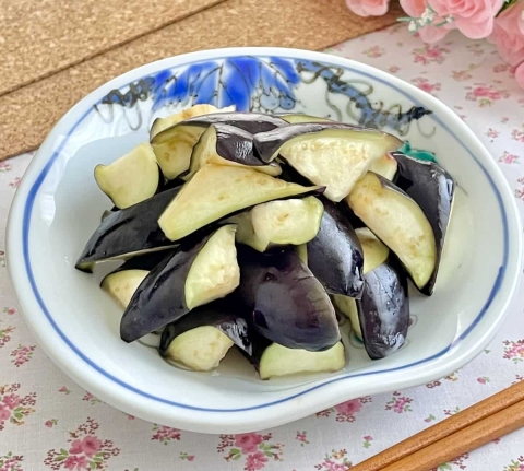 色落ちしないコツあり♪ポリ袋でもむだけ「なすの浅漬け」の作り方
