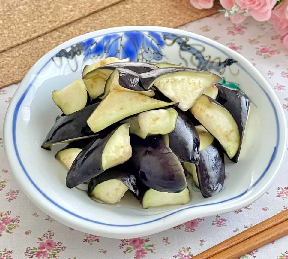 色落ちしないコツあり♪ポリ袋でもむだけ「なすの浅漬け」の作り方