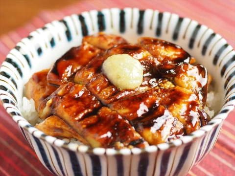 まるで本物のうなぎみたい！ボリューム満点「鶏肉となすの蒲焼き丼」