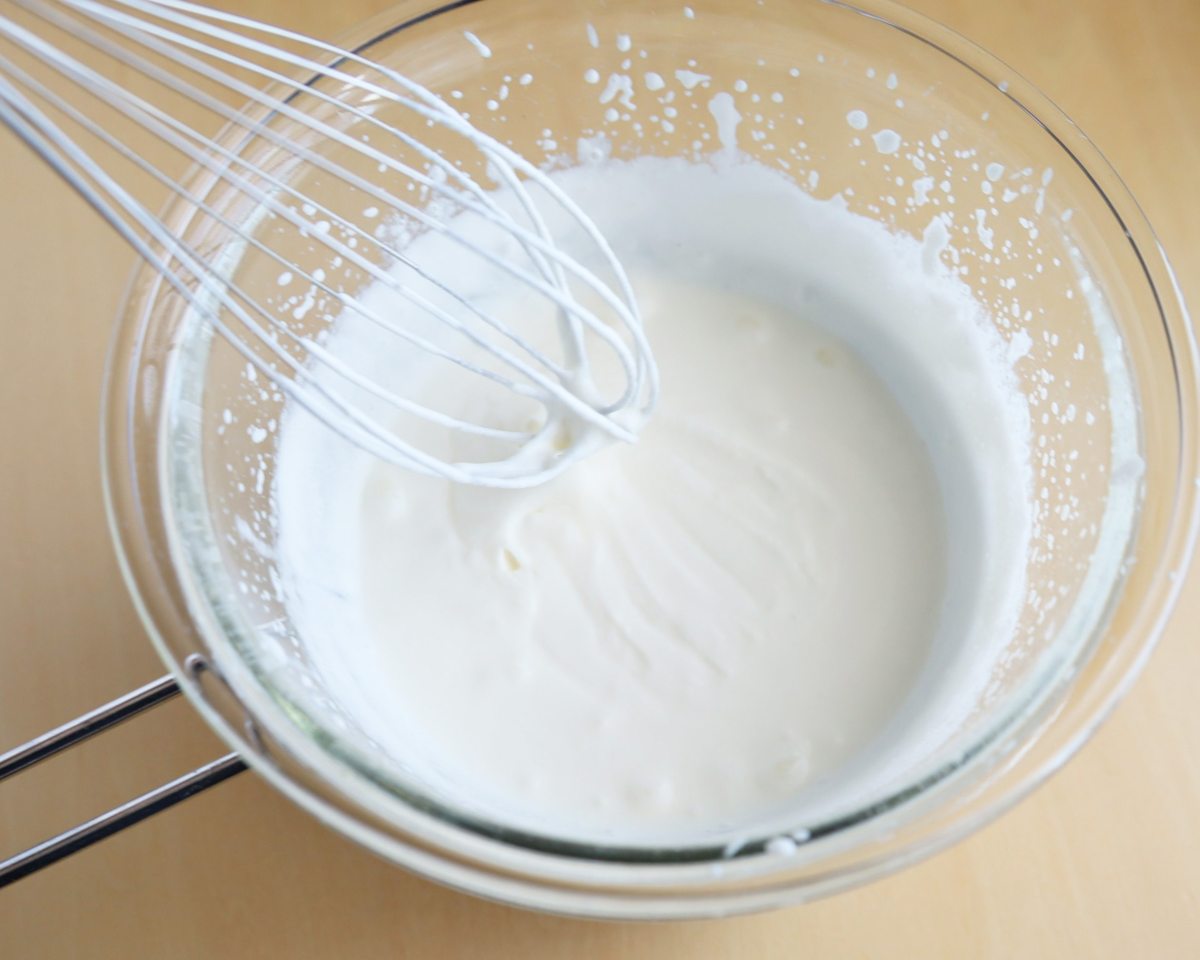 生クリームを６分立てにします。