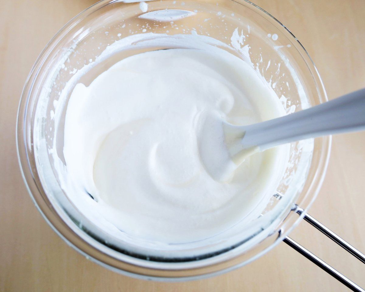 クリームチーズと生クリームをあわせてヘラで混ぜます。