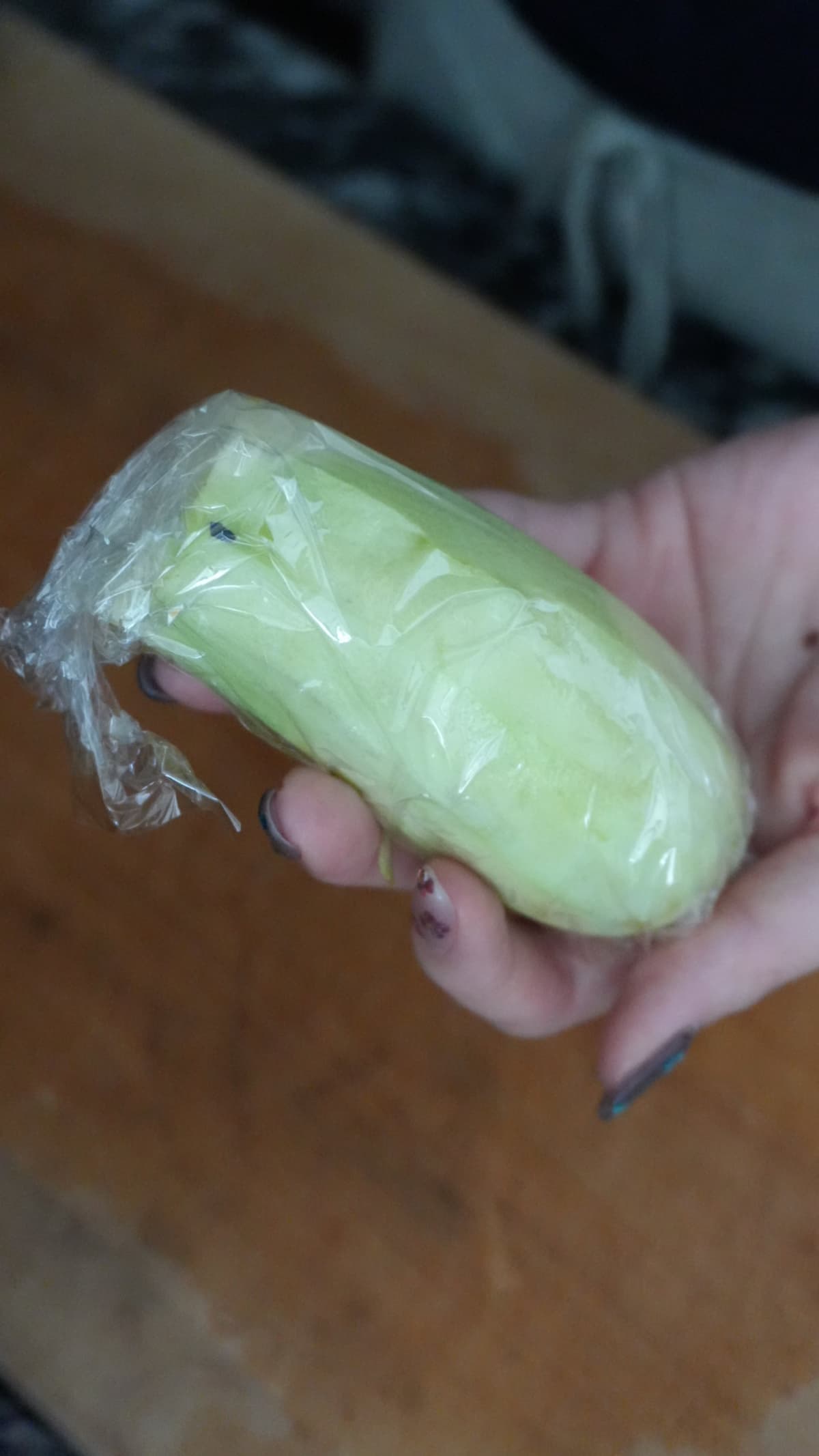 茄子をラップで包む