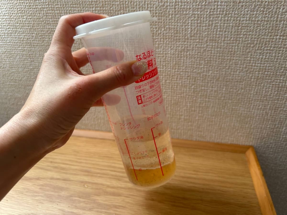 目盛り付きで簡単♪振るだけでOK!キャンドゥ「調味料シェイカー」